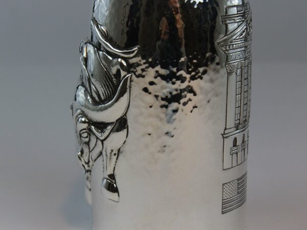 Detail of the Champagne bottle cover "Wall Street"